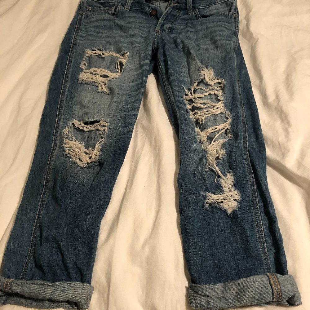HOLLISTER Low-Rise Boyfriend Jeans, distressed